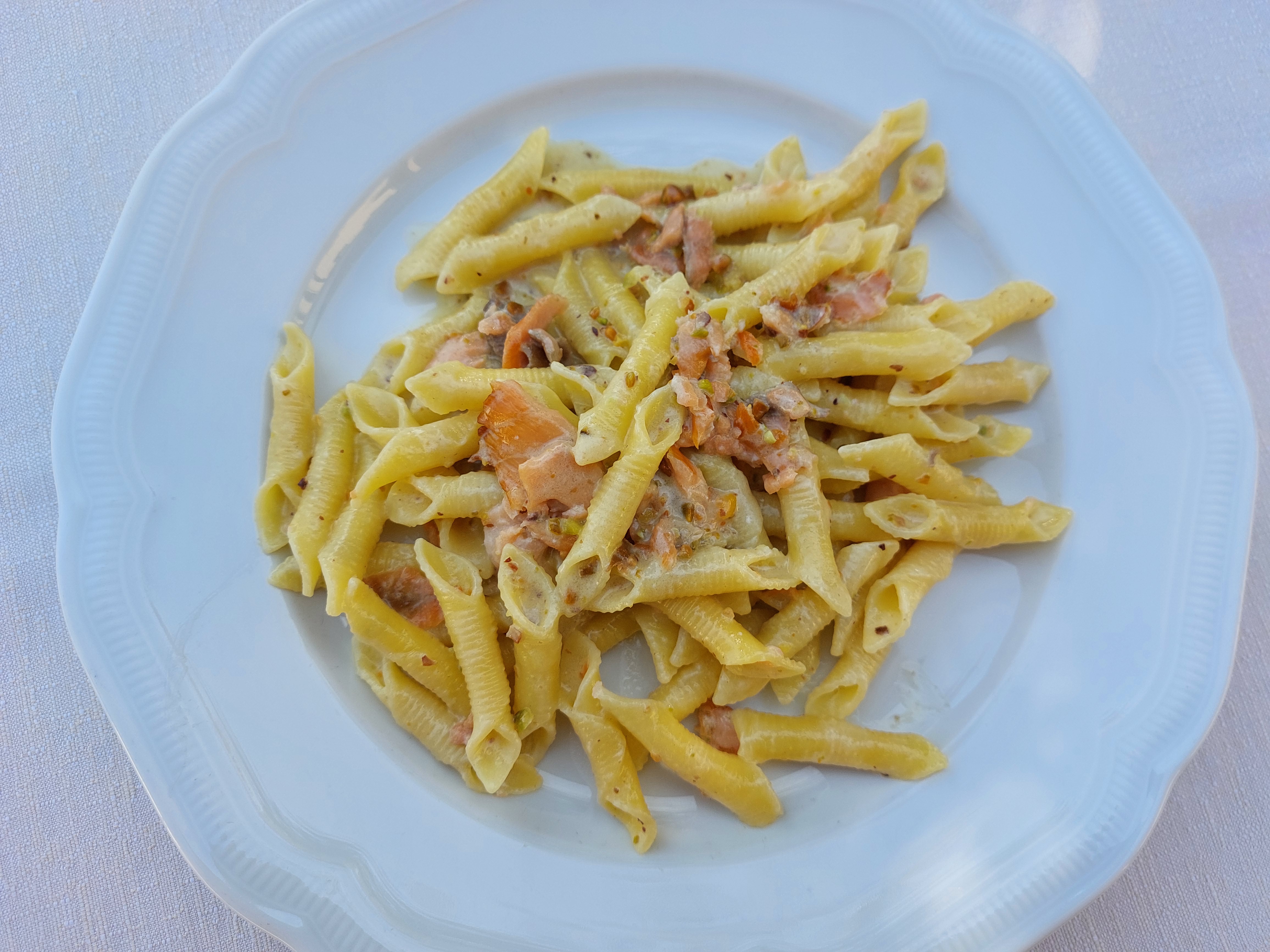 Garganelli con salmone e pistacchi