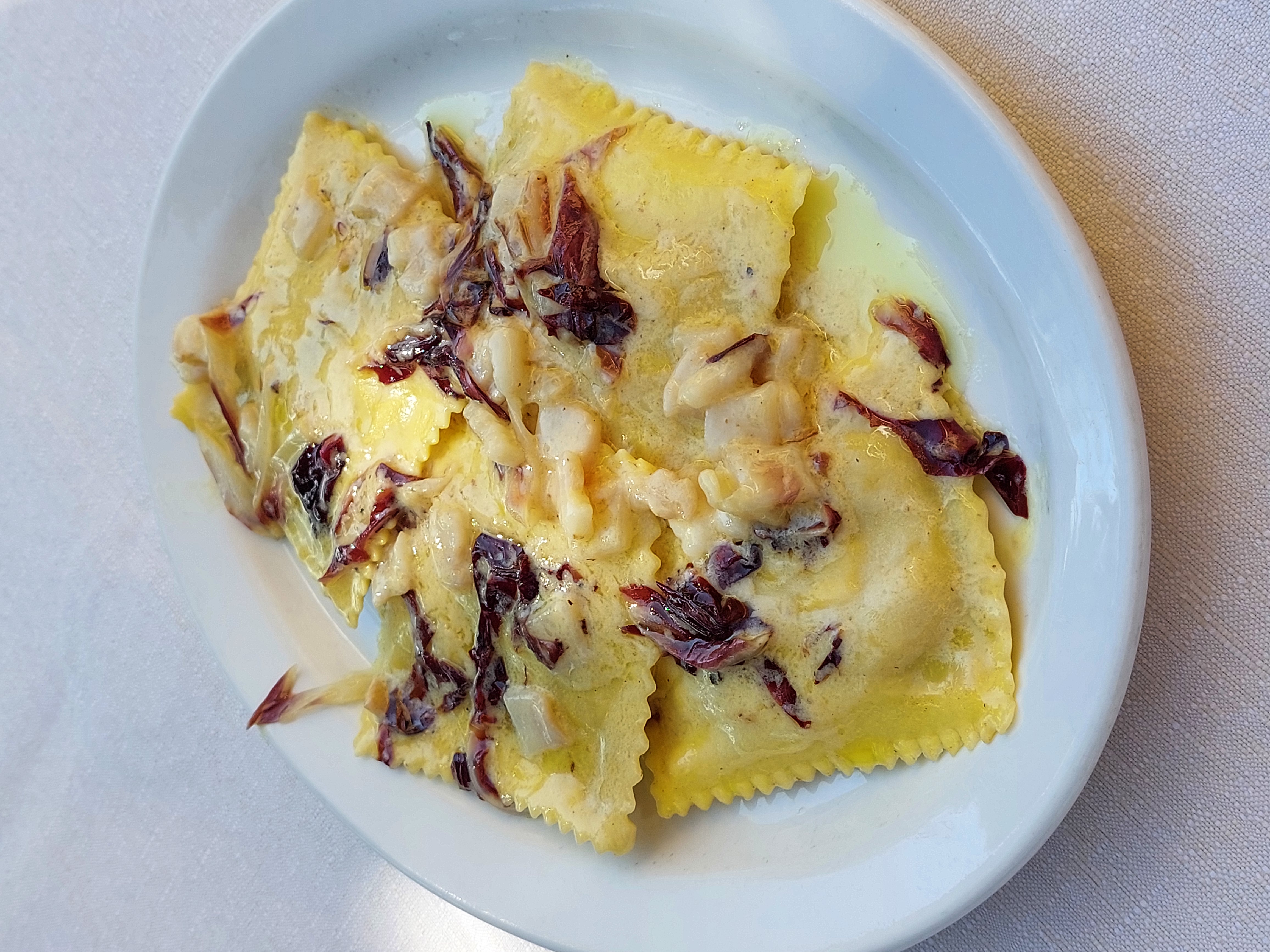 Tortelloni radicchio e asiago spadellati con pancetta affumicata