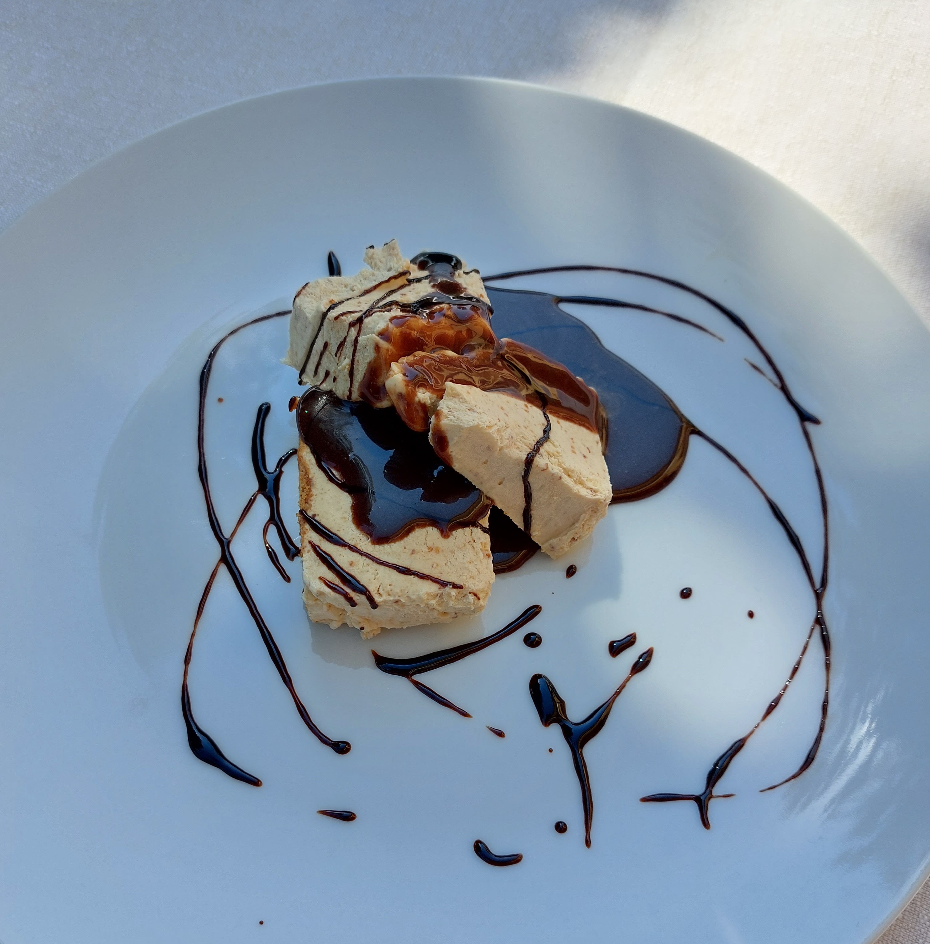 Semifreddo all'amaretto servito con cioccolato caldo