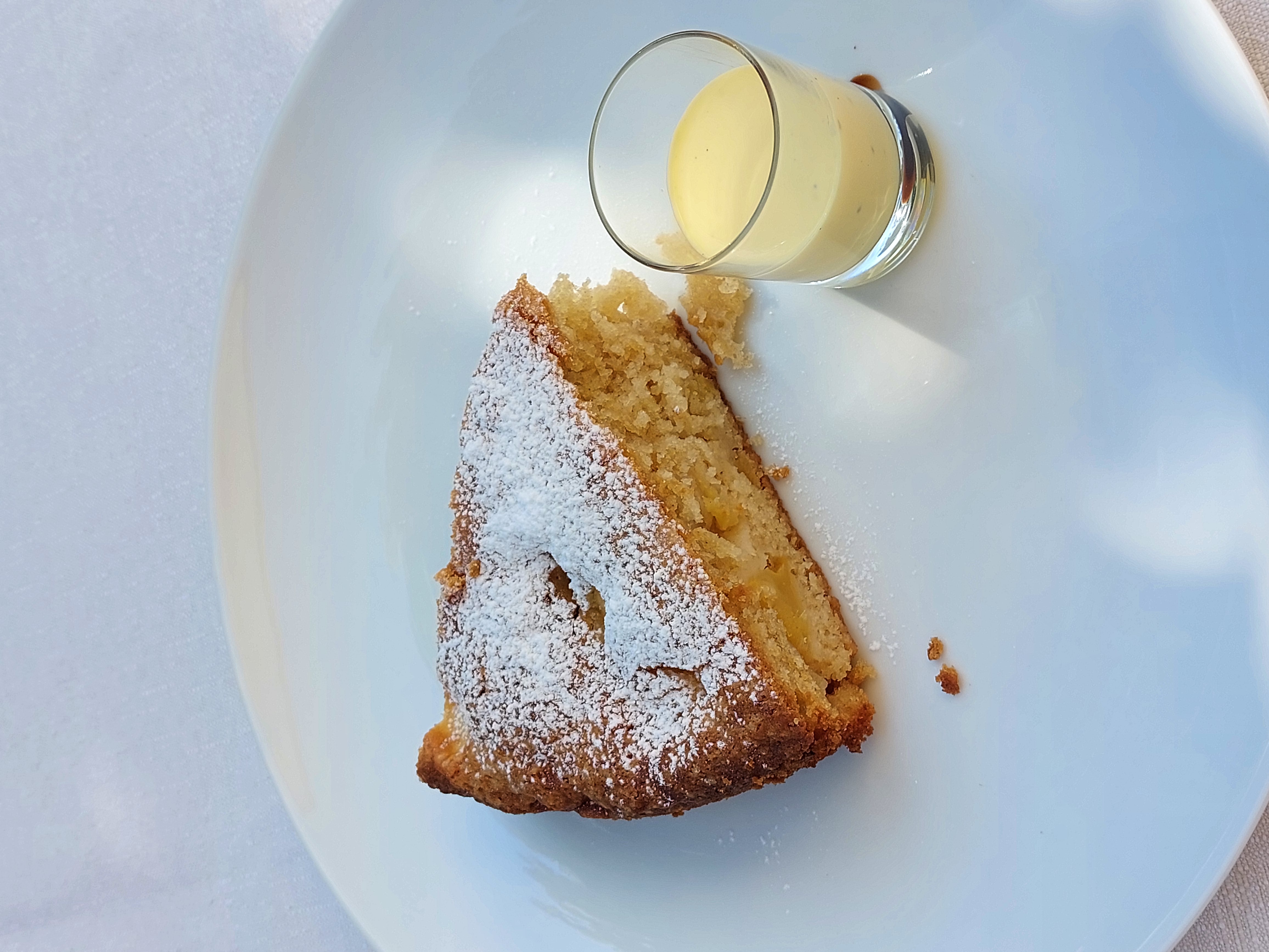 Torta di mele servita tiepida con crema alla vaniglia a parte